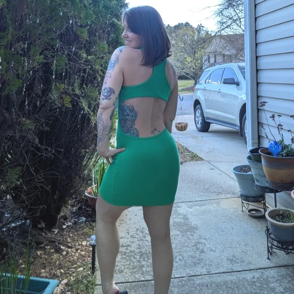 Green Sleeveless And Backless Dress - Picture 2 of 2